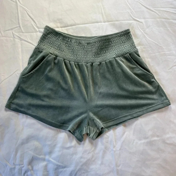 Ayla | Women's Light Green Velvet Shorts with Pockets and Elastic Waist | Sz M - Picture 1 of 5